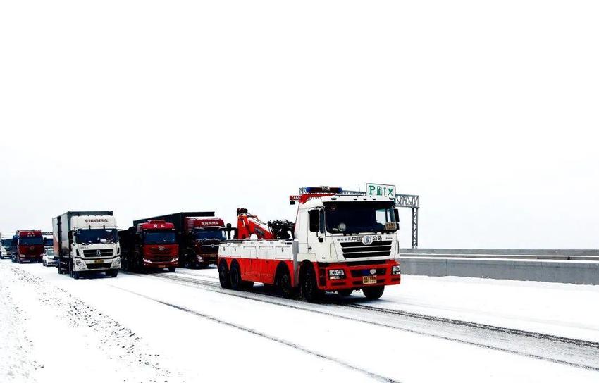 雪后大雾晋冀省界1700余辆车滞留 两省高速交警接力带道通行