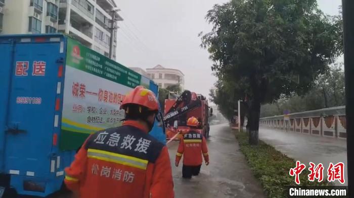 直击广东佛山特大暴雨一线 220个站点降雨量超250毫米