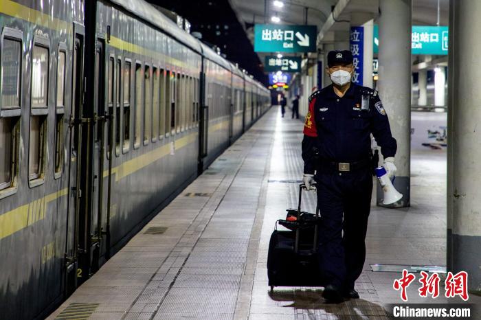 乘警“老谭”值乘最后一趟列车：有开心，更有不舍