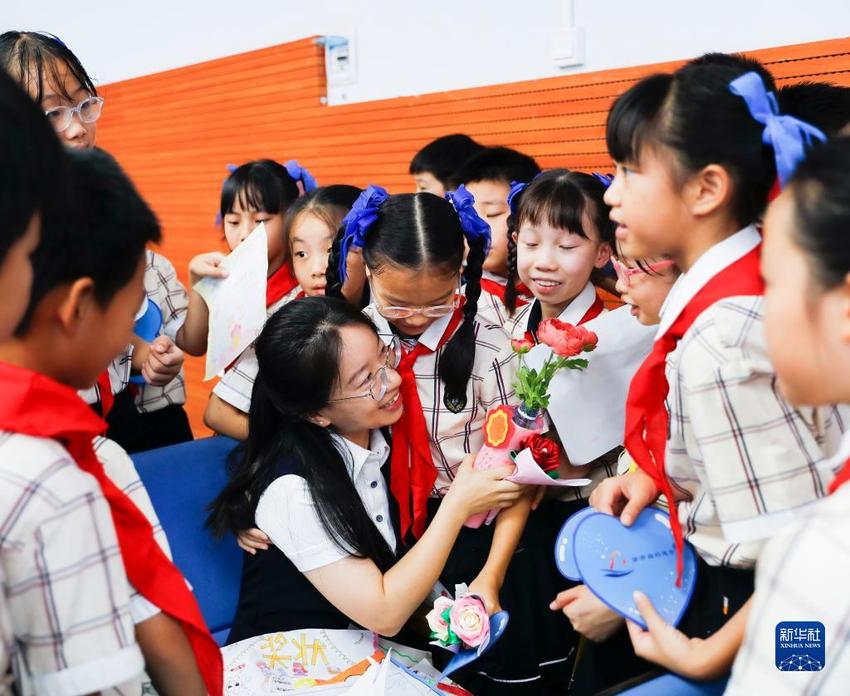 广西南宁：温情活动迎接教师节