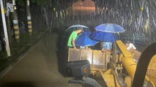 盖山镇：暴雨中的村干部们
