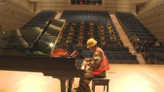 深圳57岁农民工老易上台演奏钢琴曲，引发网友关注！