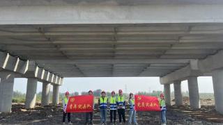 中化学交通建设集团临滕项目K50+190.7跨线桥T梁架设完成