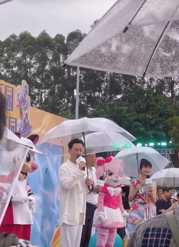 林峯内地活动冒雨唱歌，新电影角色引热议，有望冲击影帝