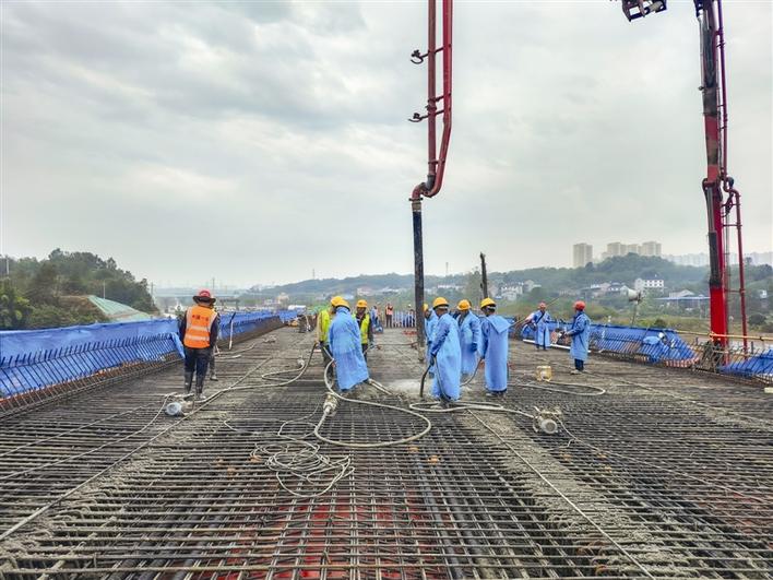 合益路跨线桥首联箱梁浇筑