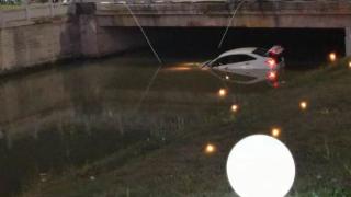 突发！今晚下沙银泰附近一辆小车冲入河里，目击者称落水女司机被救起送医