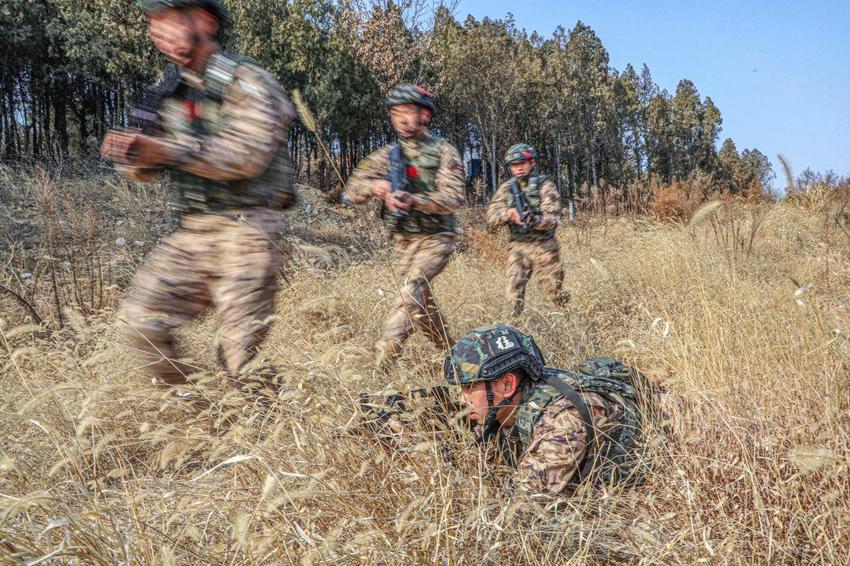 直击武警官兵多地形捕歼战斗演练