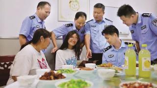 警察叔叔助贫困学子圆大学梦