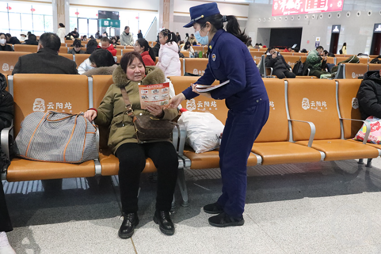 新春走基层 | 消防宣传进车站 助力春运保平安