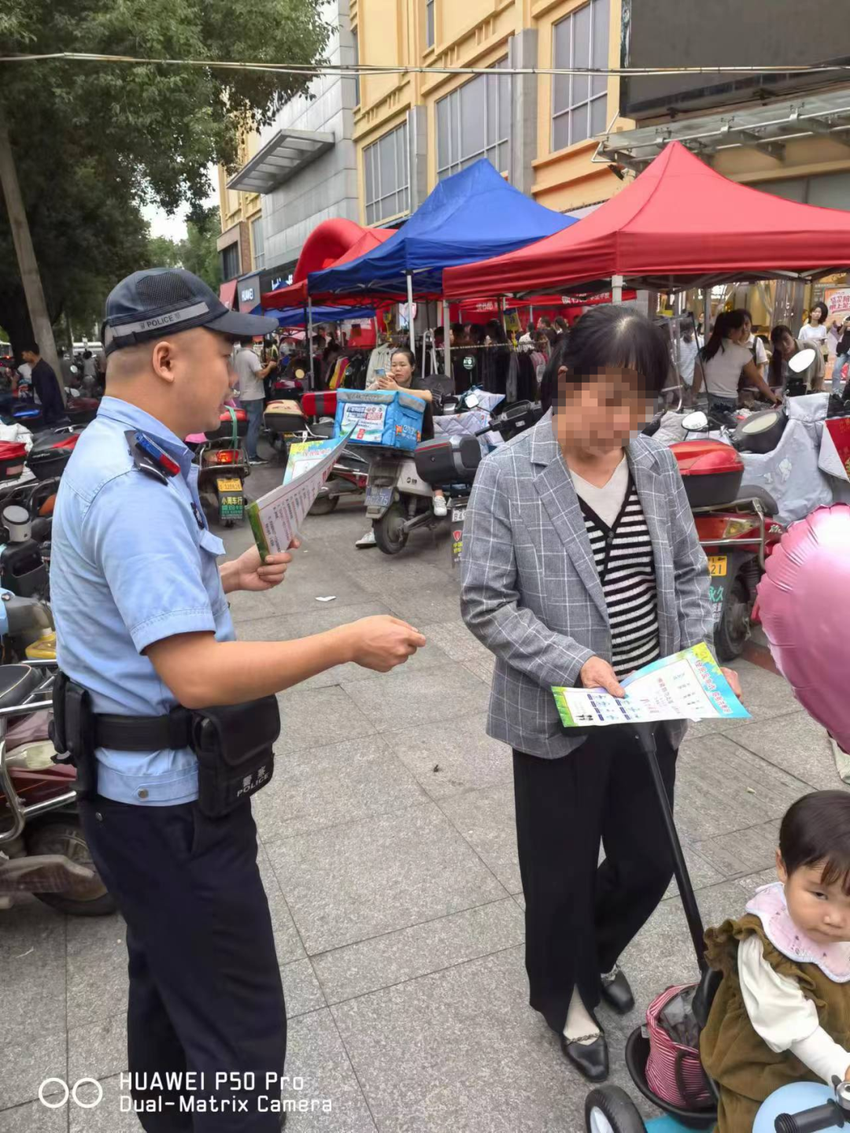 咸安公安分局民辅警奋战在岗共筑鲜艳亮丽的平安“警”色巡逻防控