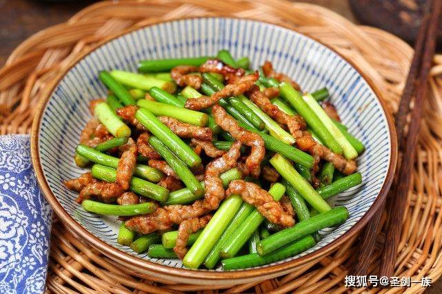 精选美食推荐：家常红烧豆腐， 韭菜炒香干，清蒸鲈鱼的做法