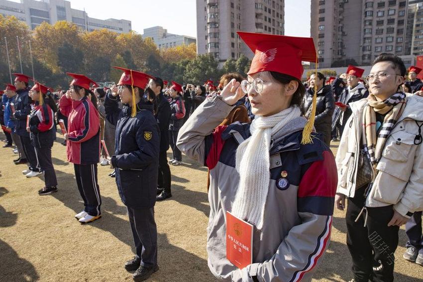 阅读父母家书、牵手穿过“成人门”……这场成人礼让人泪目