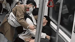 “00后”地铁中阻拦男子行凶；网友：完全是下意识反应，了不起！高校发声：是学校之光
