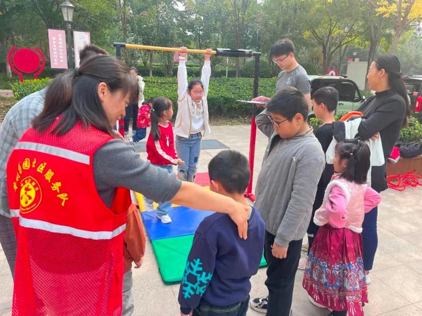 济宁市太白湖新区许庄街道荷韵花园社区开展“‘乐’享编程 ‘酷’跑运动”儿童趣味课堂活动。