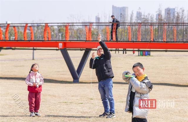 忙趁东风放纸鸢，武汉洪山江滩周末成风筝海洋