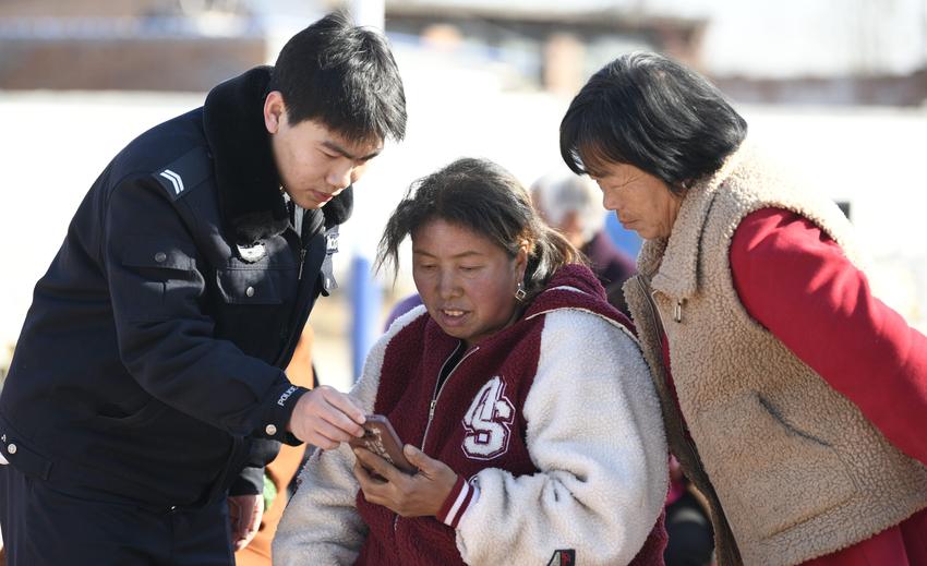 河北迁安：普法宣传进农村 为民服务零距离