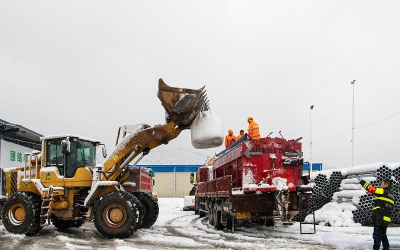 湖南怀化高速路段迎特大暴雪 当地全员出动除雪保畅通