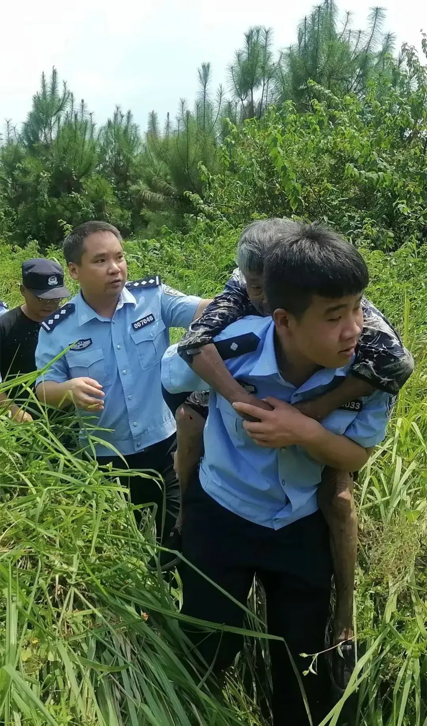 警犬“Max”闻拐杖找到老人，登上公安部头条号！全网都盯着→加餐加餐！