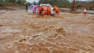 道路被淹、树木倒塌、民房损毁，缅甸蒲甘开启“看海模式”