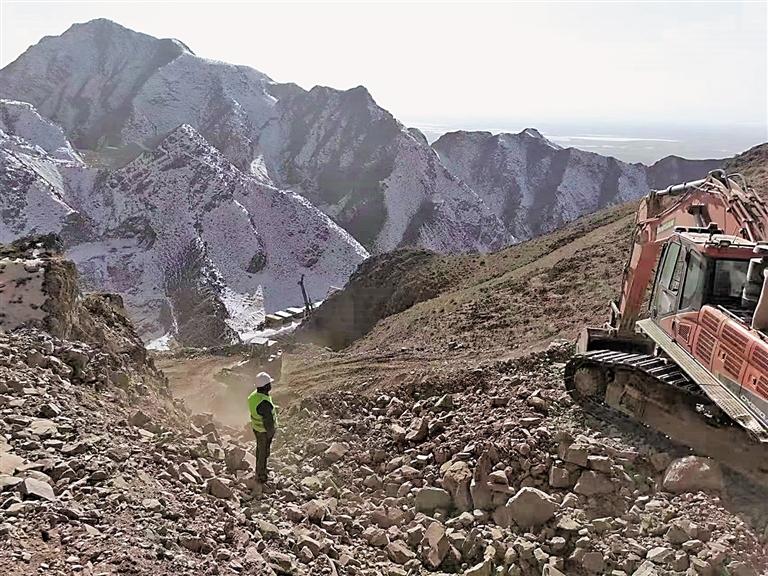 牛首山抽水蓄能电站进场道路建设备工忙