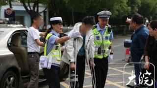 芜湖交警搀扶受伤考生进入考场