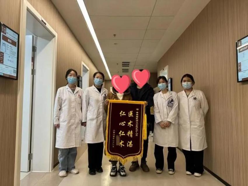 39岁女教师右眼视力突然下降，看东西变形、模糊……