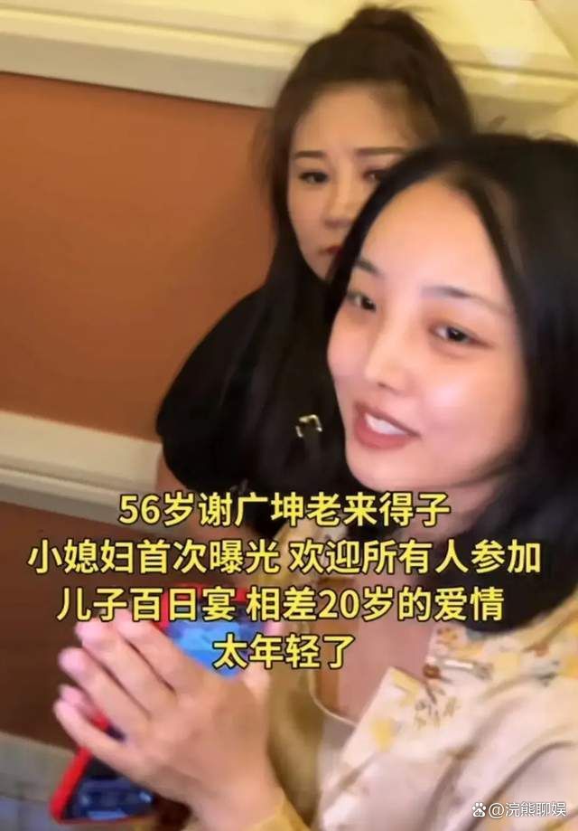 56岁唐鉴军喜得贵子，孩子百日宴群星祝贺，三婚娇妻成全场焦点