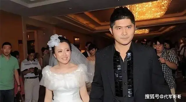 嫁10亿富豪的潘阳，婚后10年，为何带着儿子长住娘家？