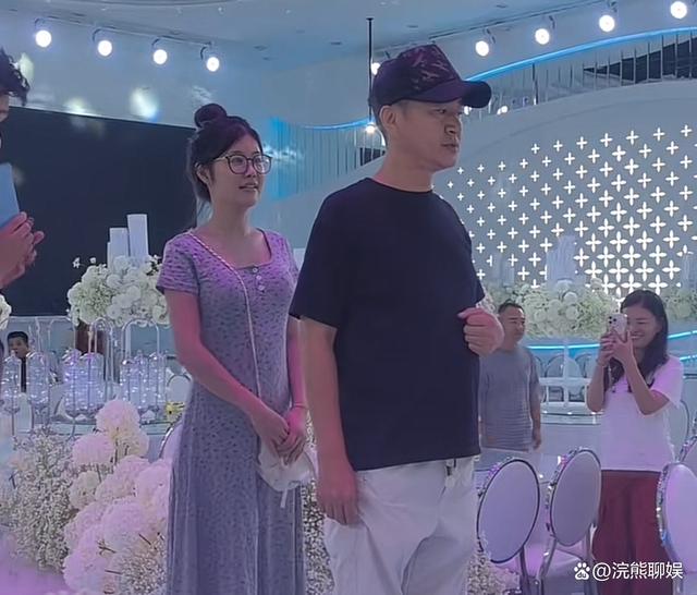 李嘉明婚期将至！与小18岁娇妻亲自选婚庆用品，婚房简朴却温馨