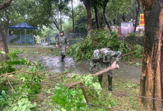 台风“苏拉”来袭 人民子弟兵全力迎战