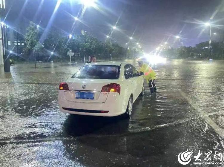 大雨磅礴下的担当，公安、交警守护雨中潍坊