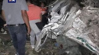 秘鲁一面包车坠河 致8死7伤
