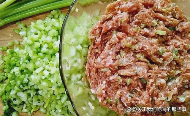 调饺子馅时，牢记“加1水，放1油”，肉馅鲜嫩多汁，调啥馅都香