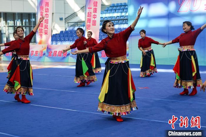 青海西宁：妇女广场舞比赛 跳出“最炫民族风”