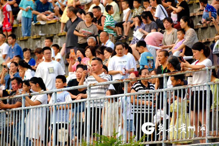 绥阳首届大学生草坪音乐节启幕