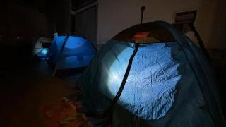 他们为来成都打暑假工的年轻人搭建了一座免费“帐篷青旅”