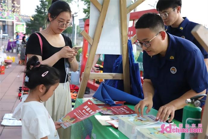 淄川区消防救援大队开展夜间“错时”消防宣传活动_中国山东网_淄博