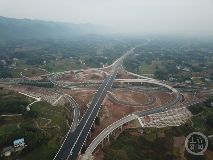 土建工程基本完成 梁开高速重庆段预计年底通车