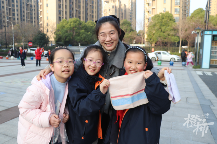 今天她们最幸福！有学校放假半天、开蚌取珠，还有十年前毕业的学生突然回校找老师