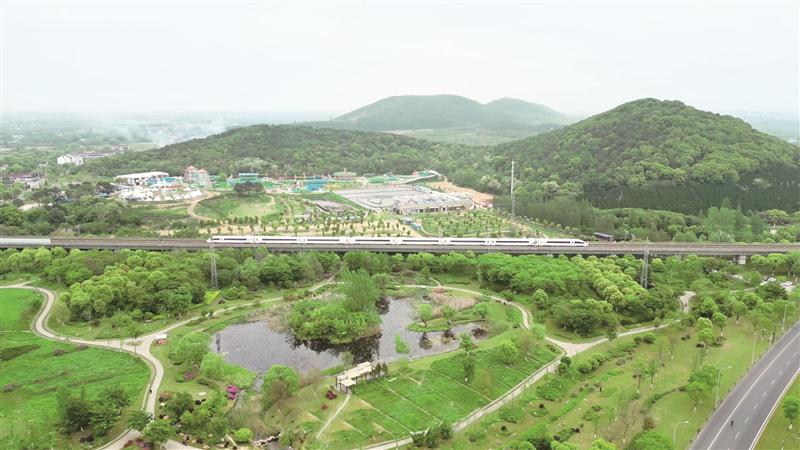 旅客眼前飞驰的“城市窗口”更靓了