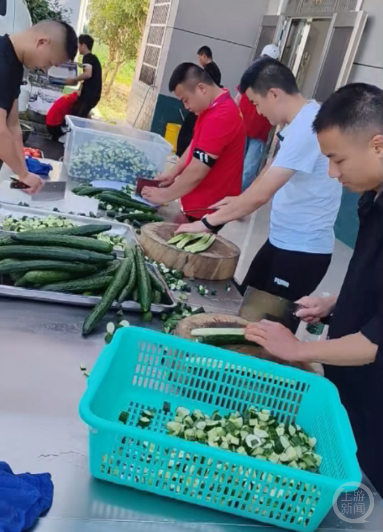 洞庭湖畔的忙碌与安静：餐饮老板送盒饭炒出火星子，退役官兵在大坝席地而眠