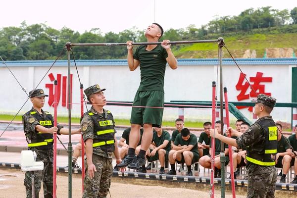 “燃爆夏日” 武警防城港支队举行军事体育运动会