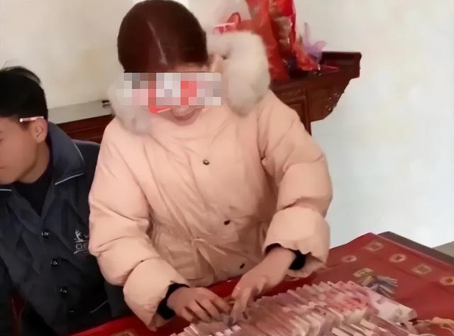 我离婚妈妈给10万安家，嫂子找上门，妈妈重分财产，嫂子傻眼了