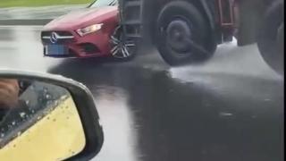 “大货车雨中顶推奔驰行驶”调查：行车记录仪显示奔驰路上变道，货车司机分心驾驶4分钟