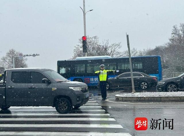 徐州交警以雪为令以动制“冻”启动恶劣天气应急响应机制