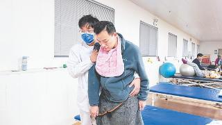 徐海涛已经能在医生的辅助下站起来了