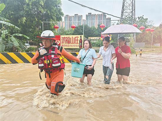 韶关肇庆清远多地内涝 被困群众及时脱险