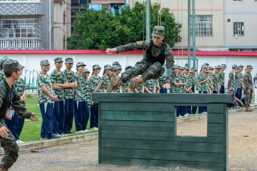 武警北海支队：中小学生进军营增强国防意识