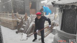 武当山景区管理局：齐心协力清积雪，全力保障游客行