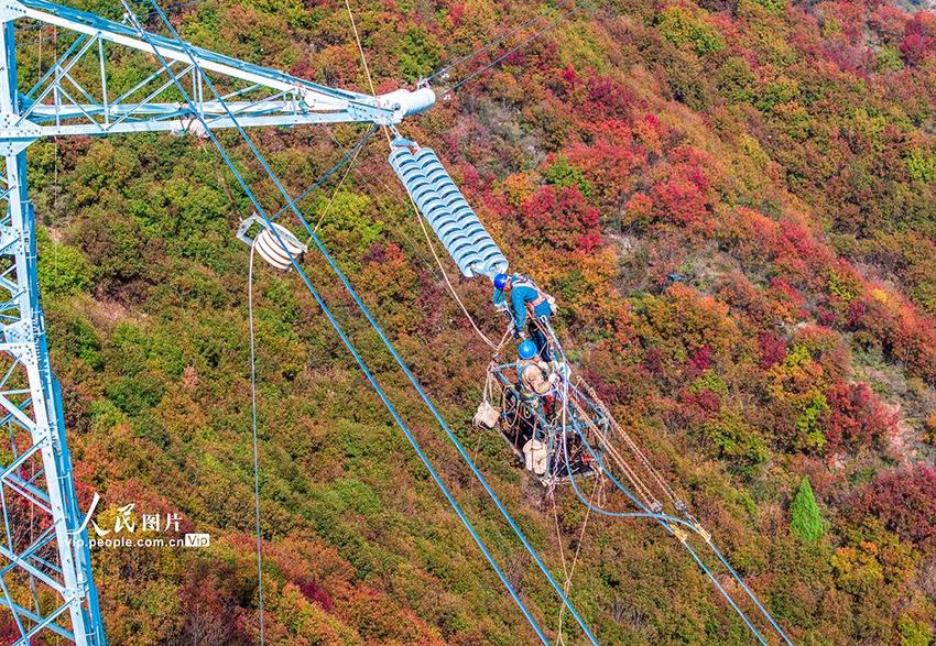 山西运城：电力架线忙